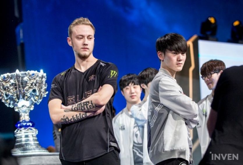 Martin &quot;Rekkles&quot; Larsen (Fnatic) a Yu &quot;Jackeylove&quot; Wen-Bo (Invictus) se střetnou o Vyvolávačův pohár (v pozadí)