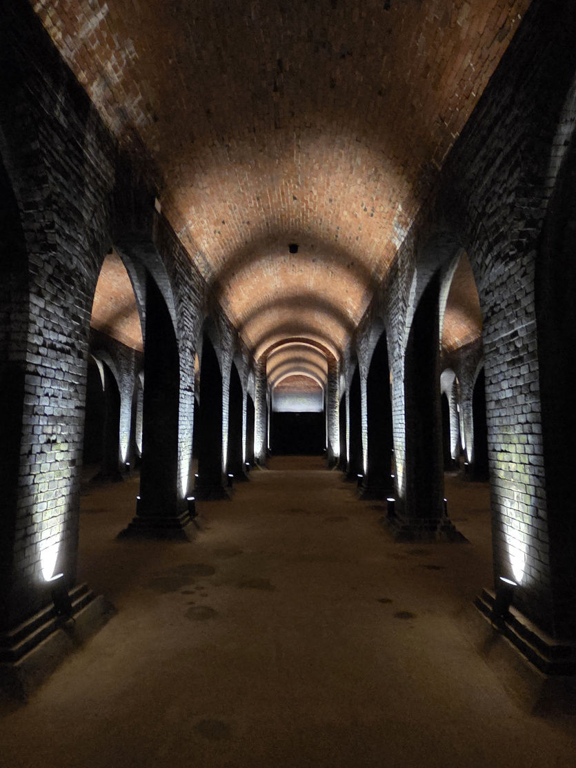 Vstup do vodojemů se nachází na ulici Tvrdého