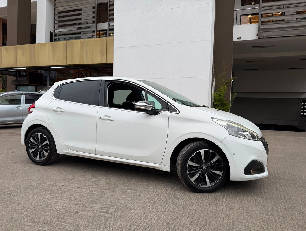 PEUGEOT 208 TECH EDITION