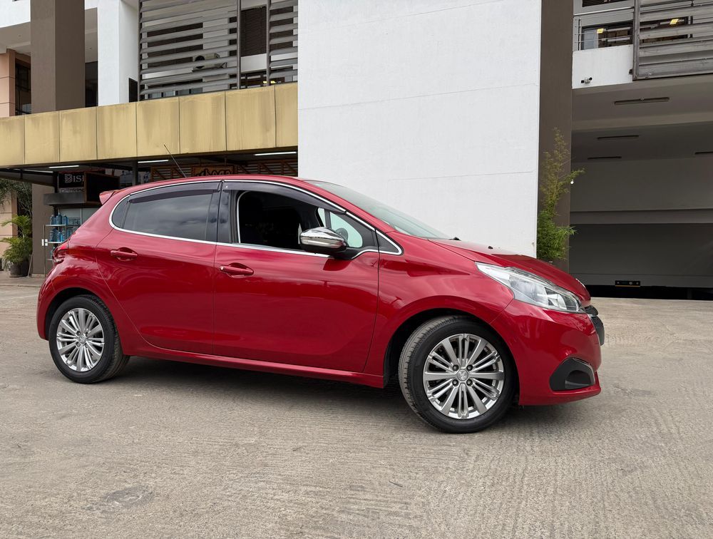 PEUGEOT 208 ALLURE FUN EDITION