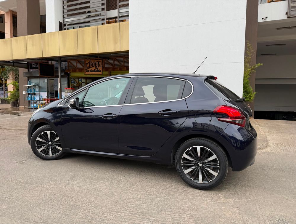 PEUGEOT 208 TECH EDITION MOONROOF - PRG Motors Ltd