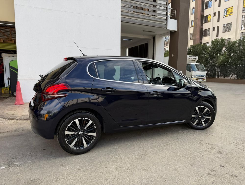 PEUGEOT 208 TECH EDITION MOONROOF - PRG Motors Ltd