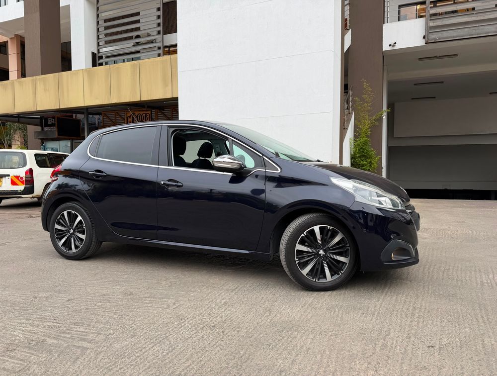 PEUGEOT 208 TECH EDITION MOONROOF