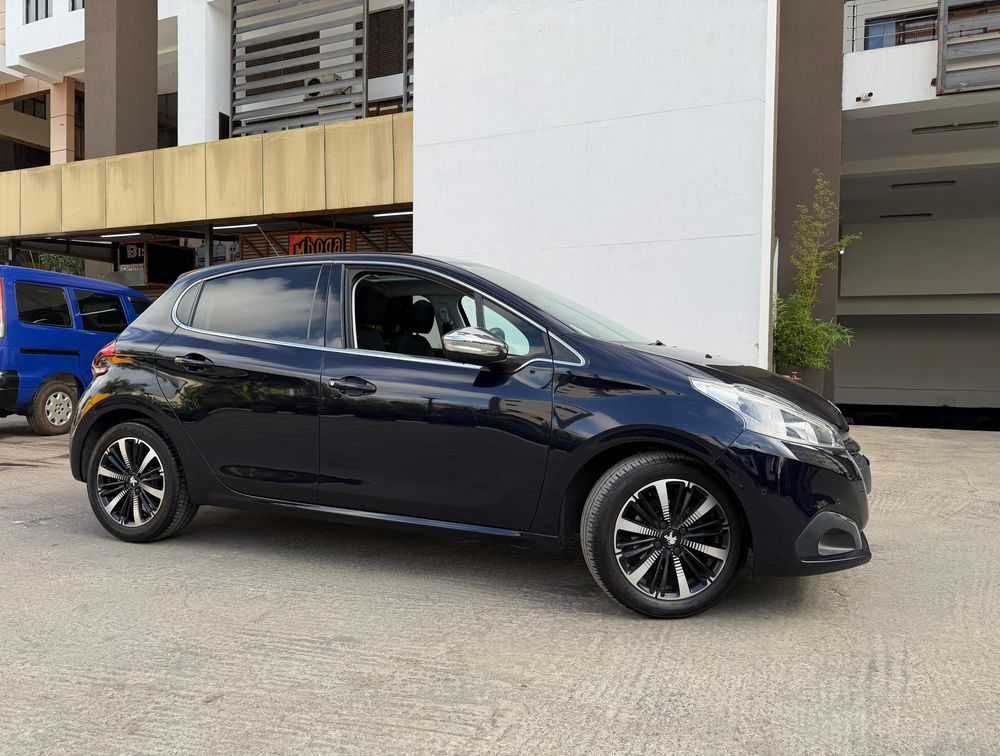PEUGEOT 208 TECH EDITION MOONROOF