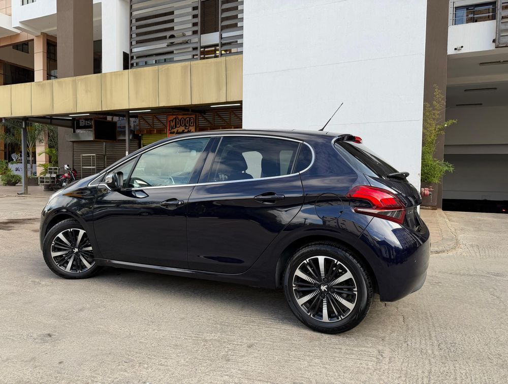 PEUGEOT 208 TECH EDITION MOONROOF - PRG Motors Ltd