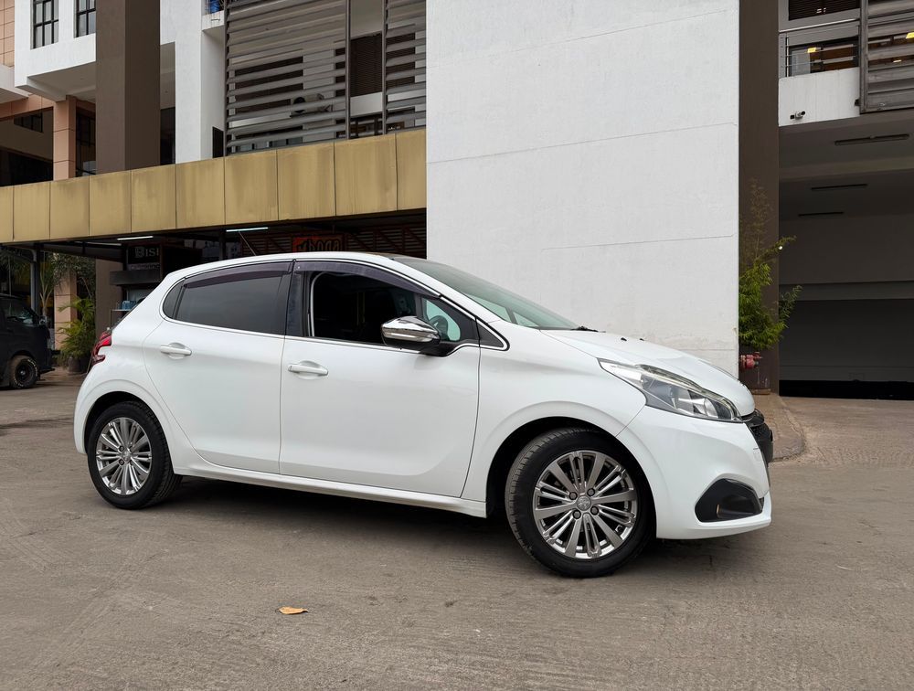 PEUGEOT 208 ALLURE FUN MOONROOF
