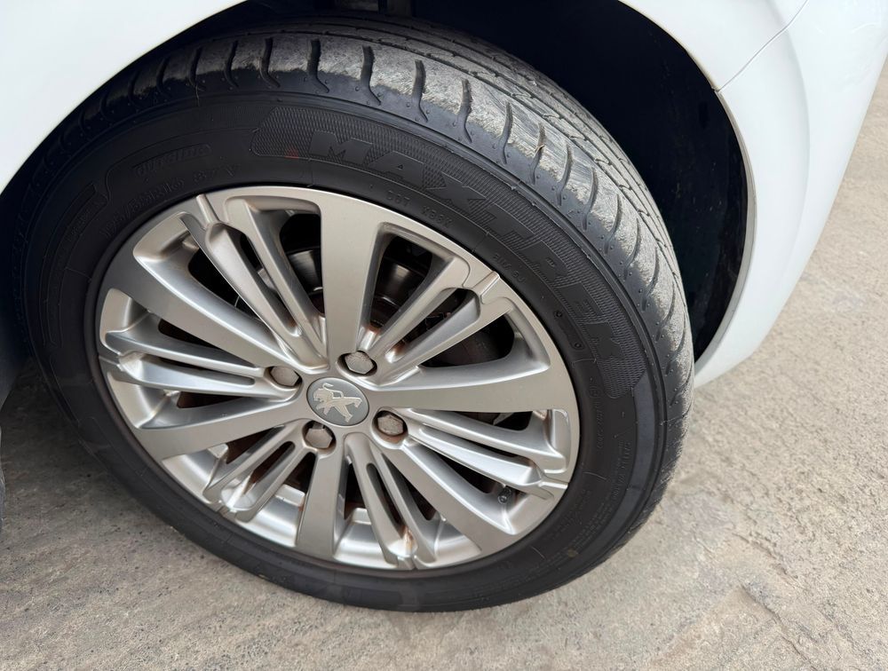 PEUGEOT 208 ALLURE FUN MOONROOF - PRG Motors Ltd