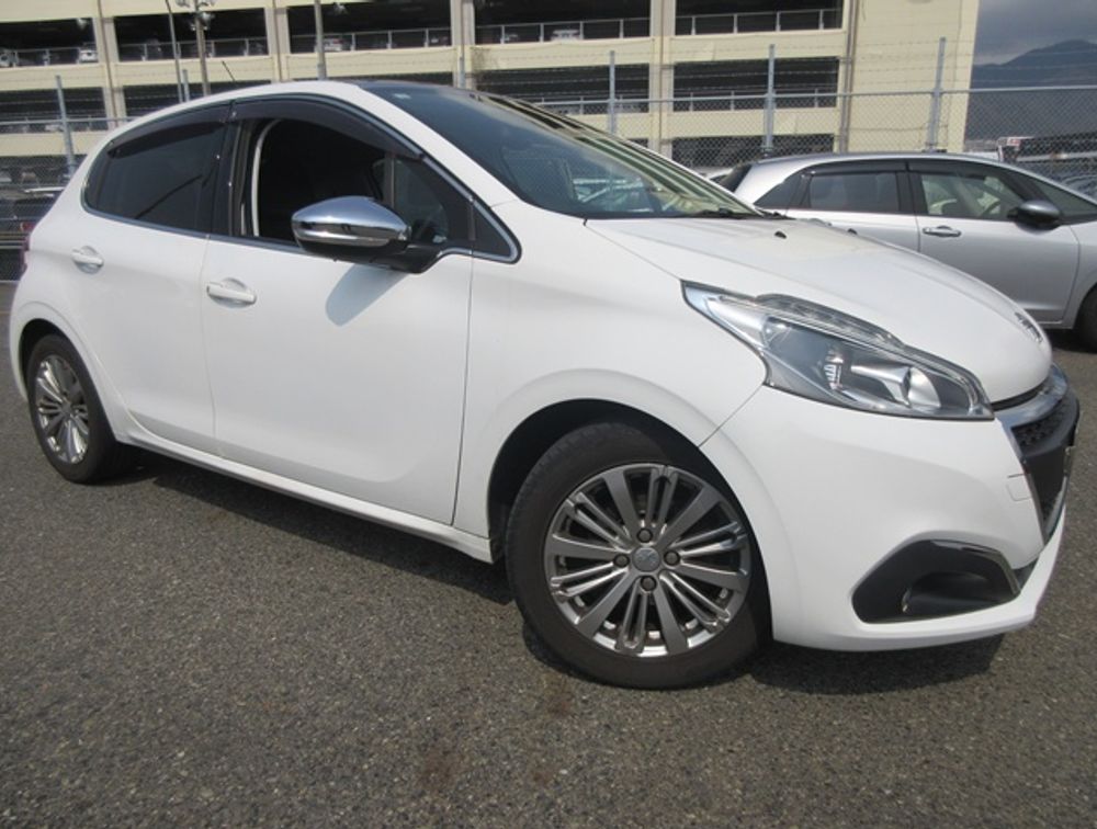 PEUGEOT 208 ALLURE MOONROOF