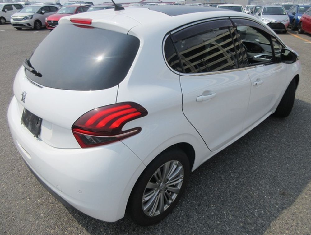 PEUGEOT 208 ALLURE MOONROOF - PRG Motors Ltd