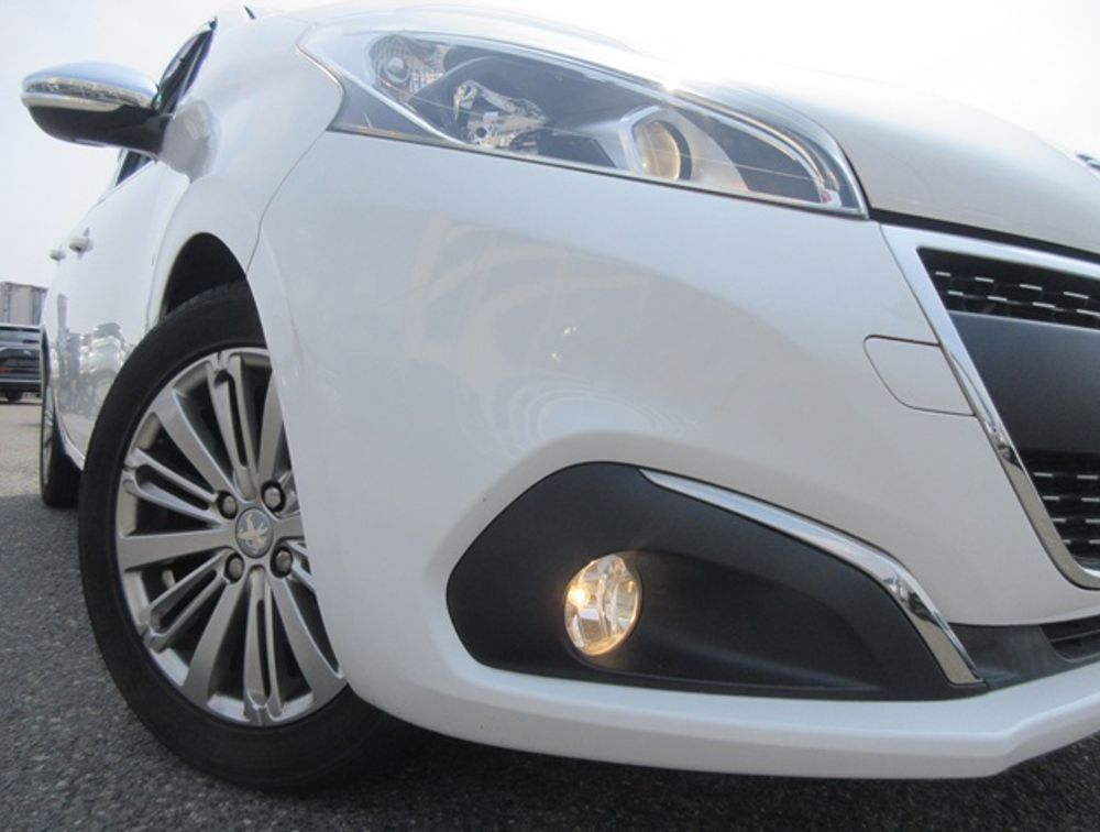 PEUGEOT 208 ALLURE MOONROOF - PRG Motors Ltd