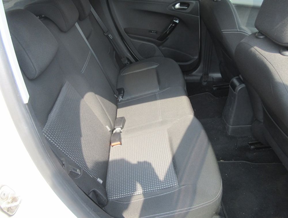 PEUGEOT 208 ALLURE MOONROOF - PRG Motors Ltd