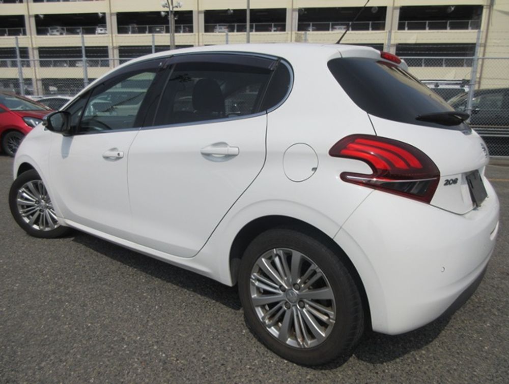PEUGEOT 208 ALLURE MOONROOF - PRG Motors Ltd