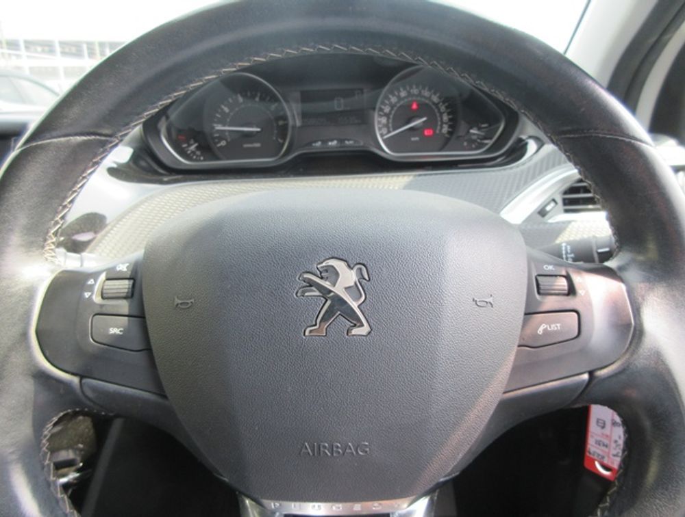 PEUGEOT 208 ALLURE MOONROOF - PRG Motors Ltd