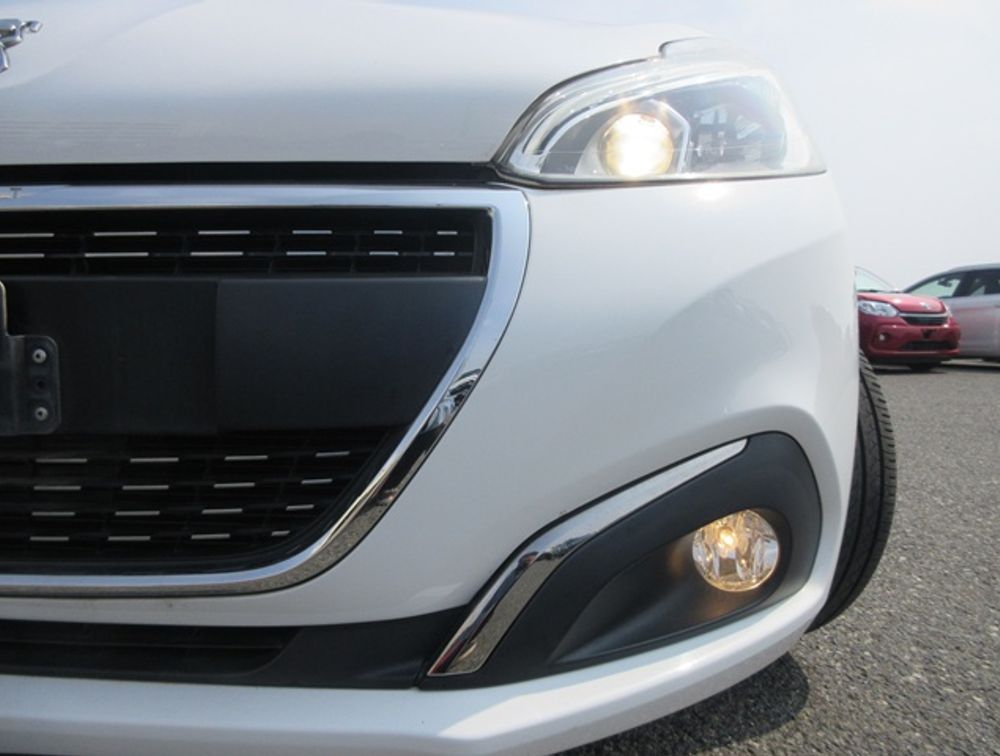 PEUGEOT 208 ALLURE MOONROOF - PRG Motors Ltd