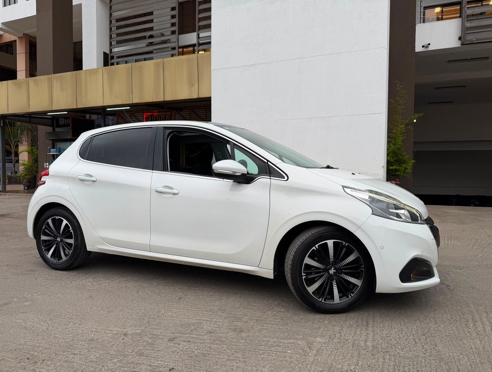 PEUGEOT 208 TECH EDITION MOONROOF