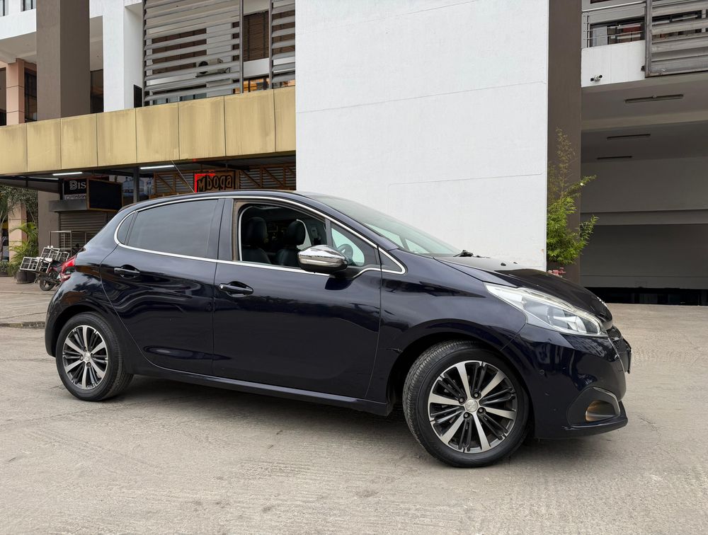 PEUGEOT 208 FULL LEATHER MOONROOF