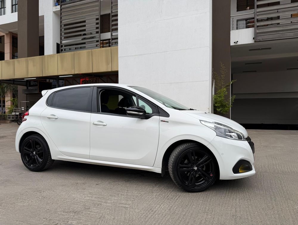 PEUGEOT 208 GTLINE BLACK PACK