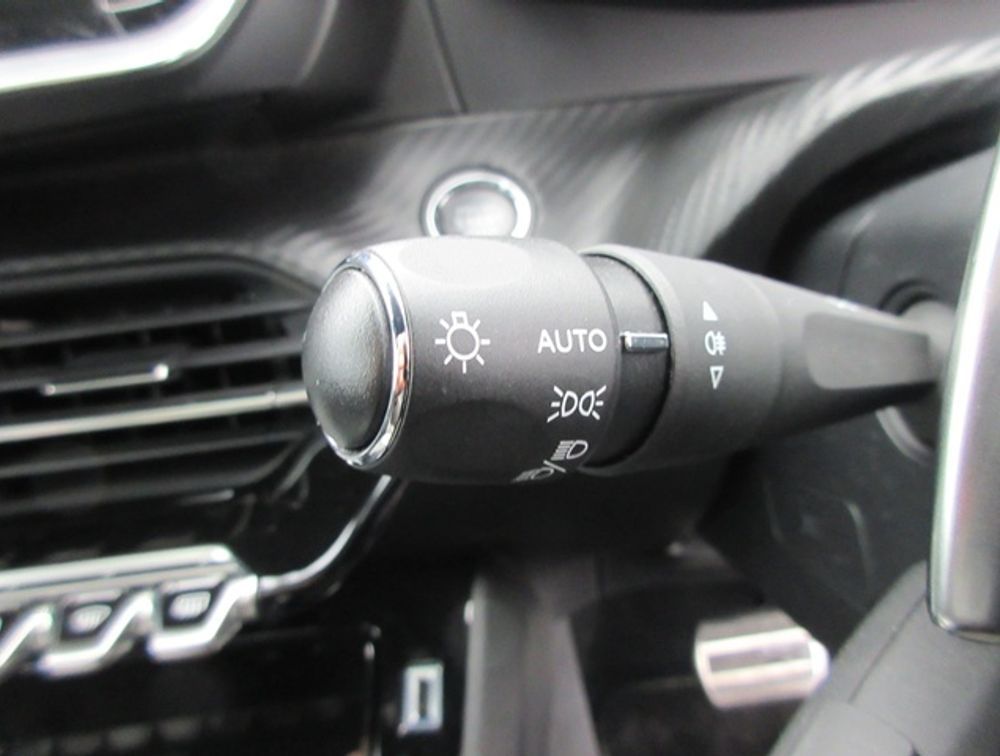 PEUGEOT 208 GTLINE MOONROOF - PRG Motors Ltd