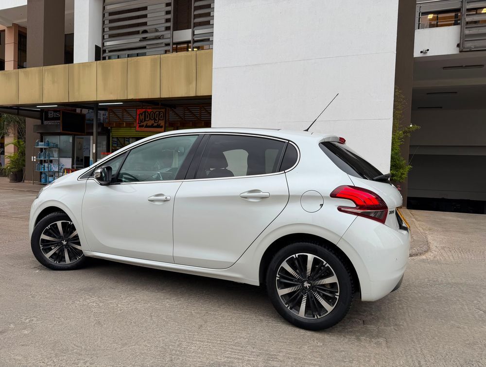 PEUGEOT 208 MOONROOF - PRG Motors Ltd