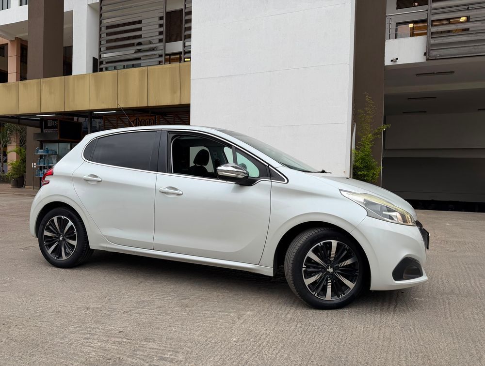 PEUGEOT 208 MOONROOF