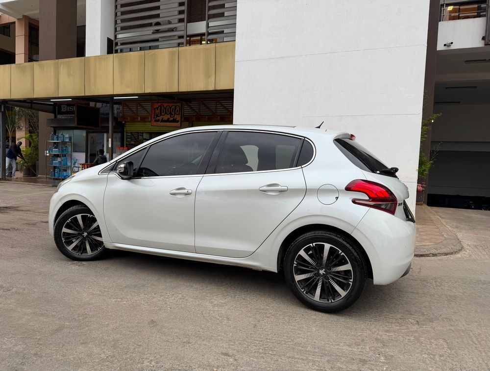 PEUGEOT 208 MOONROOF - PRG Motors Ltd