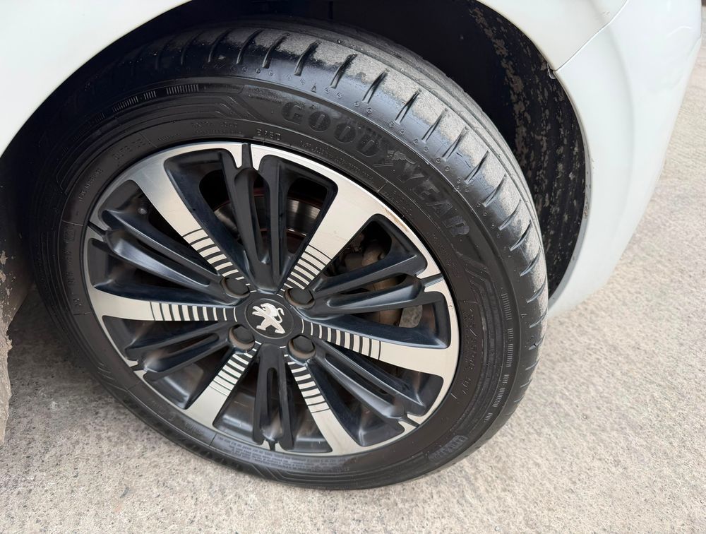 PEUGEOT 208 MOONROOF - PRG Motors Ltd