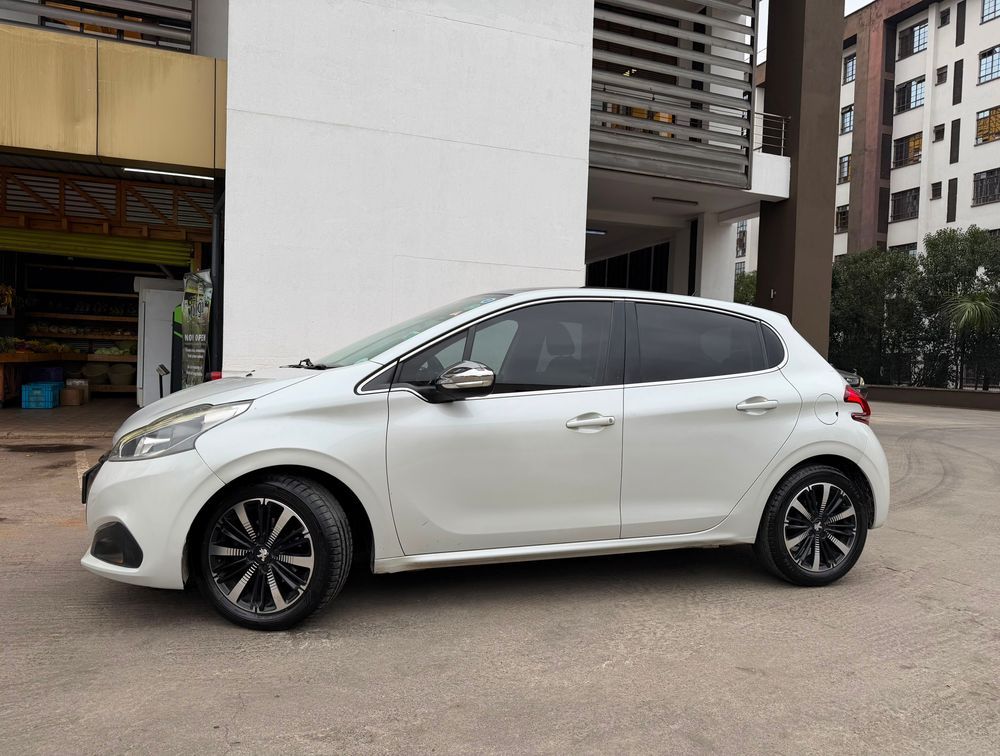 PEUGEOT 208 MOONROOF - PRG Motors Ltd