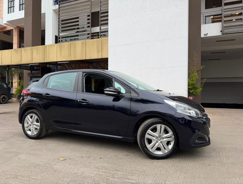 PEUGEOT 208 SIGNATURE