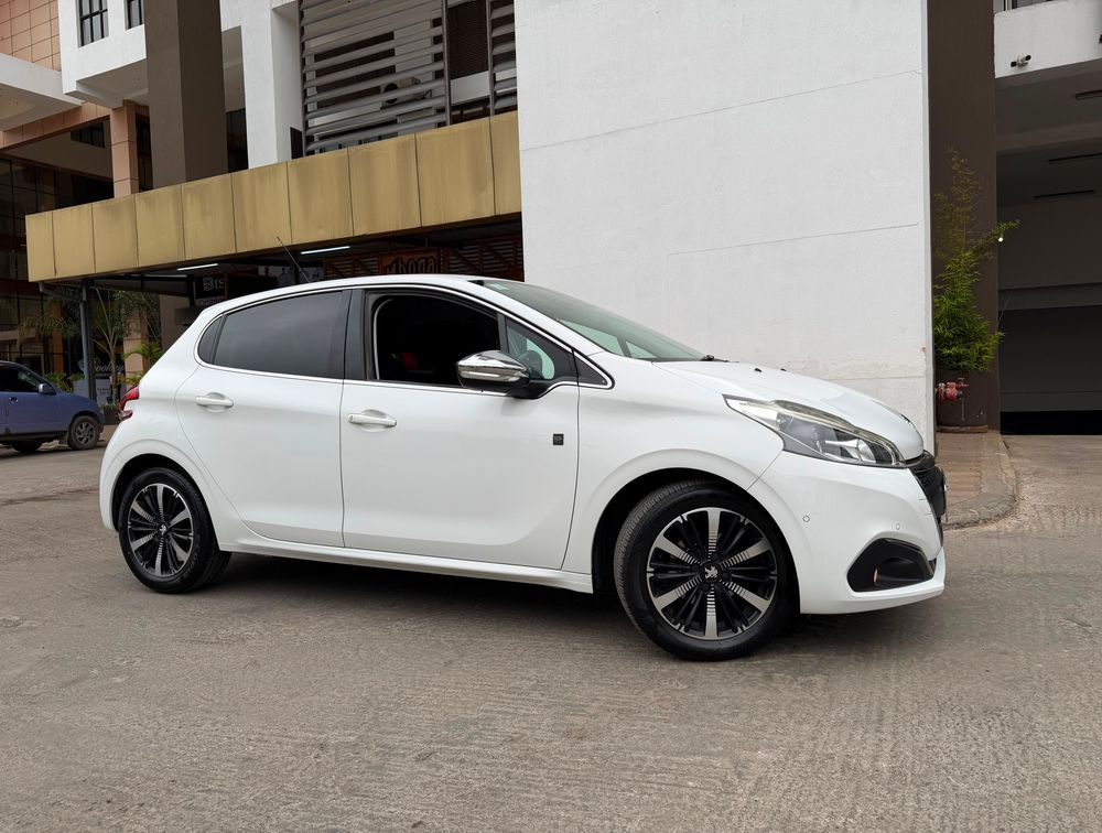 PEUGEOT 208 TECH EDITION