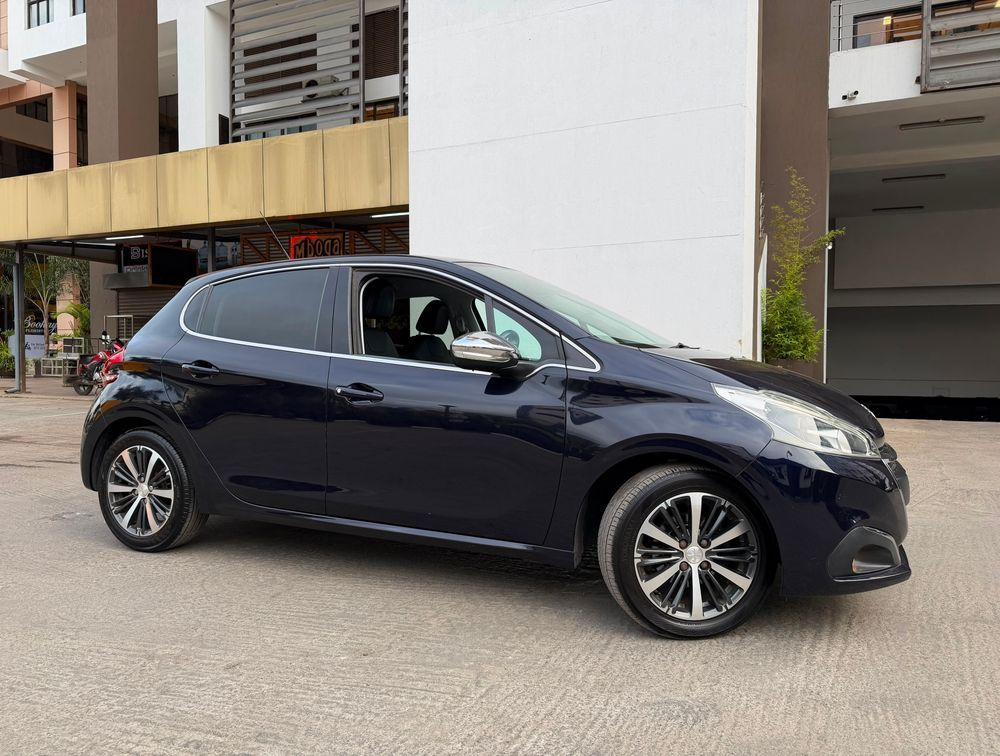 PEUGEOT 208 ALLURE LEATHER SEATS