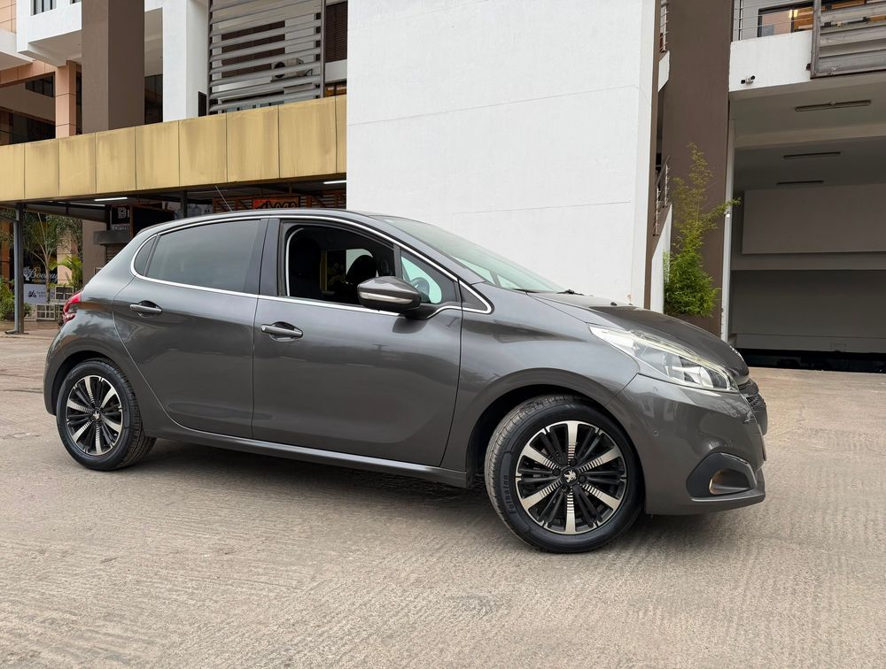 PEUGEOT 208 TECH EDITION