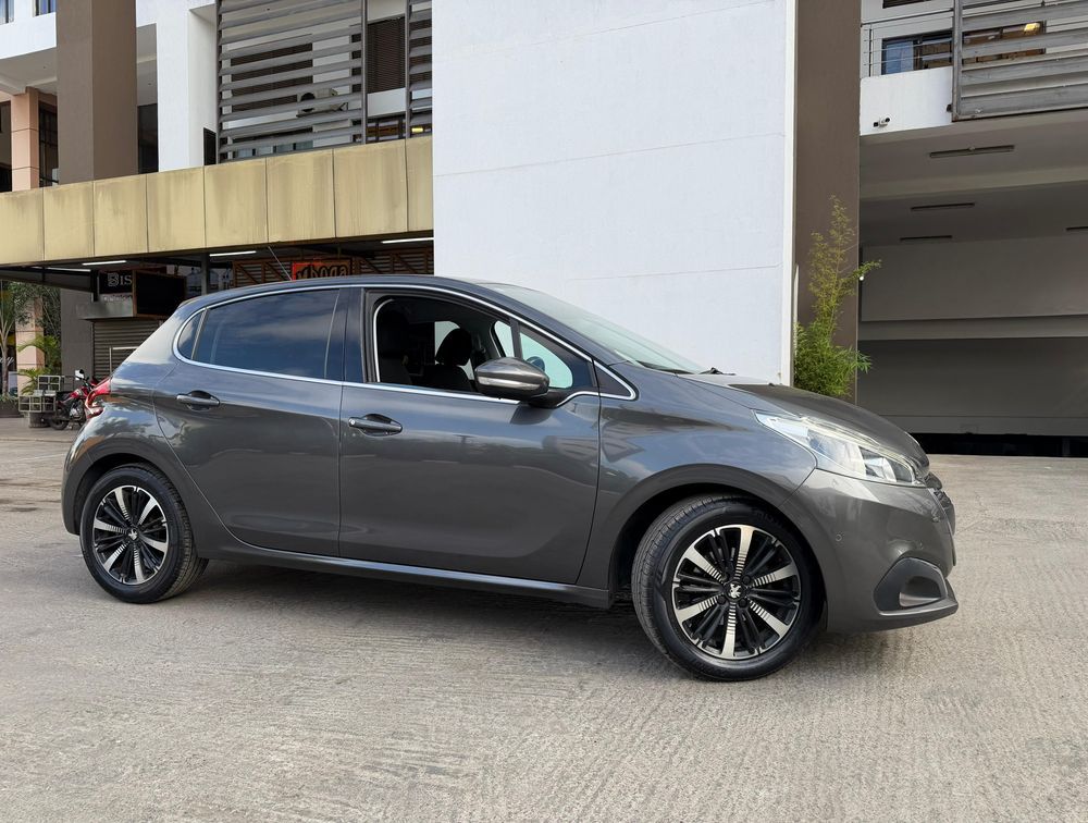 PEUGEOT 208 TECH EDITION
