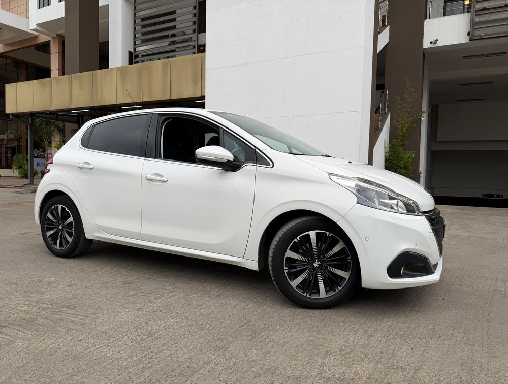 PEUGEOT 208 TECH EDITION