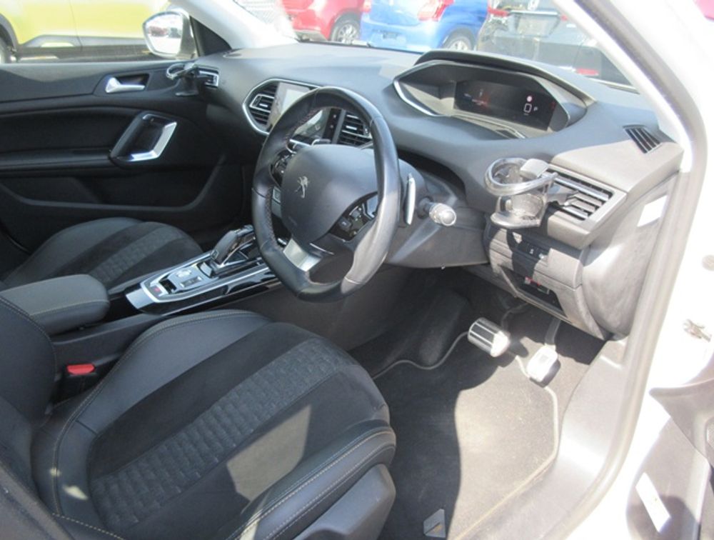 PEUGEOT 308 SW MOONROOF - PRG Motors Ltd