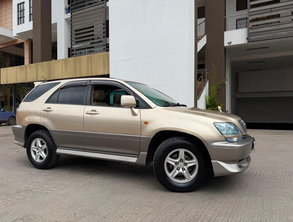 TOYOTA HARRIER 