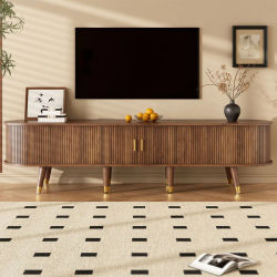 Mueble para TV con Puerta Corredera de Ratán, Aspecto de Nogal y Gran Espacio de Almacenamiento, Tiradores Dorados y Patas de Mueble - Mesa para TV de Estilo Rústico con Compartimentos Abiertos de