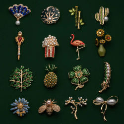 Alfileres de solapa de plantas y animales a la moda, broches de mezcla de frutas, comida, insignias, mochilas, bonitos alfileres, regalos de fiesta para amigos, joyería