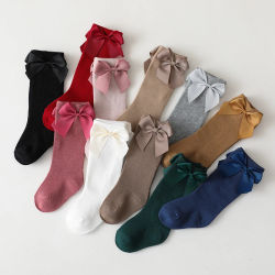 Nueva marca de calcetines para bebés pequeños, Otoño Invierno, calcetines largos hasta la rodilla para niñas, calcetines de algodón con lazo grande, calcetines de suelo de estilo español para niños