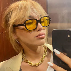 Nuevas Gafas de Sol Cuadradas Vintage para Mujer, Montura Pequeña, Color Amarillo y Negro, Gafas de Sol Retro con Remaches para Hombre y Mujer
