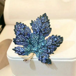Broches de Metal de hoja de arce rojo para mujeres y hombres, broche de planta de cristal, joyería de fiesta de cumpleaños e invierno, moda