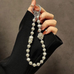 Cordón de teléfono con cuentas de trébol de cuatro hojas de diamantes de imitación con dije de perla elegante adorno de llavero corto para teléfonos móviles