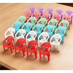 Sillones de plástico en miniatura para casa de muñecas, juego de muebles para muñecas a escala 1/6, regalos ideales para niños, silla con respaldo, 4 Uds.