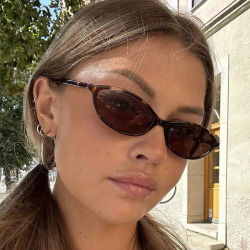 Lindas gafas de sol ovaladas con montura pequeña para mujer, nuevo estilo Retro, gafas de sol marrones sexis, gafas de sol decorativas a la moda para mujer