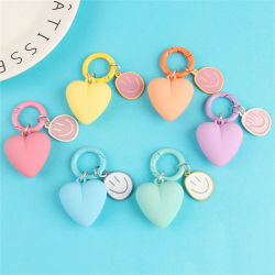 Llavero con cara sonriente y corazón de amor dulce, llavero de resina de Color caramelo para mujer y niña, caja de Airpods, accesorios para teléfono de coche, regalo de joyería