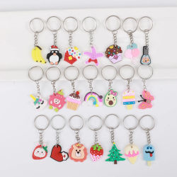 30 Uds llavero de estilo aleatorio, llavero de PVC Animal fruta planta equipaje bolso mochila coche encanto Festival fiesta de cumpleaños favores