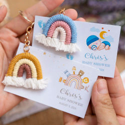 Llaveros de recuerdo para invitados, llaveros de arcoíris, macramé de arcoíris, recuerdos de boda, recuerdos de invitados para bebés recién nacidos