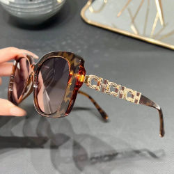 Gafas de Sol Polarizadas de Moda de Lujo Ligero con Cadena y Detalle de Templo, Modelo DS-5133