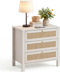 Mesa de Noche Blanca, Mesa Auxiliar de Ratán con Tirador Dorado, Mesita de Noche con 3 Cajones, Mesa Auxiliar Grande de Mimbre, Mesa de Noche de Madera Estilo Boho