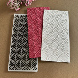 Este elegante carpeta en relieve 2D presenta delicados patrones de hojas como su tema, elaborado perfecto para varios proyectos de arte en papel, en