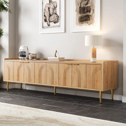 Mueble para TV de MDF Natural con Puertas Esculpidas, Tiradores y Patas Doradas, 170x35x47.5 cm